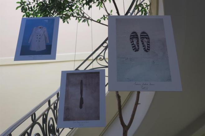 Muestra busca sensibilizar Uruguay con fotos ropas de víctimas de feminicidio