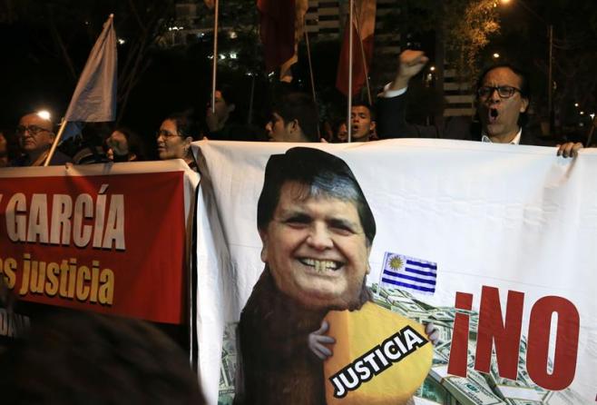 Perú afirma que Uruguay debe informar si Alan García deja embajada en Lima