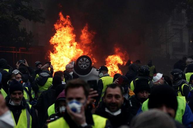 Gobierno francés suspende aumento de impuestos sobre carburantes