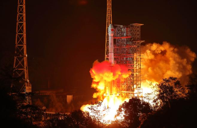 China lanza la sonda que explorará cara oculta de la Luna