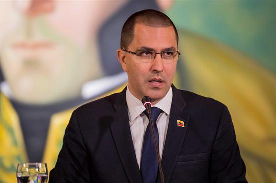 Venezuela pide a embajadores respetar al Gobierno o marcharse