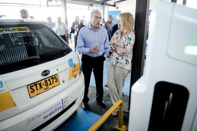 Uruguay apunta a la "descarbonización" de su economía con 30 taxis eléctricos