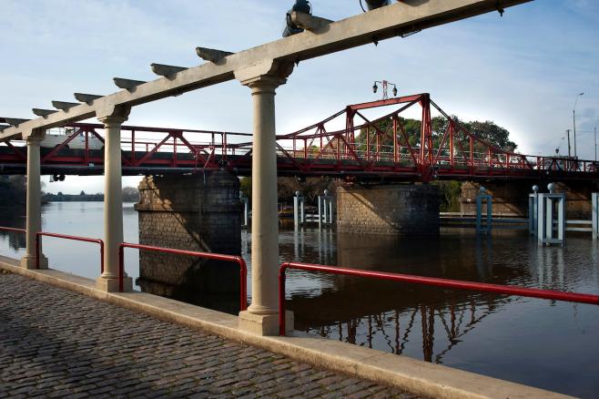 Buzos trabajan en Carmelo para amarrar los buques que chocaron contra el puente