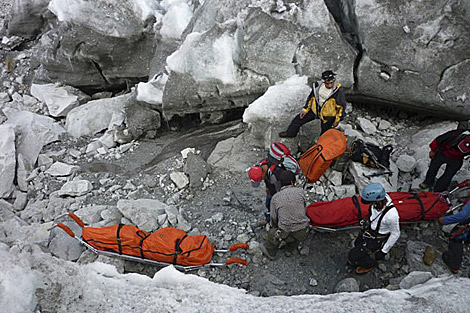Rescatan cuerpos de españoles muertos tras avalancha en Perú