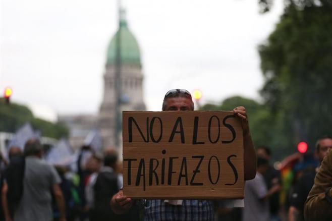 Una multitud reclama por aumento de tarifas en Argentina