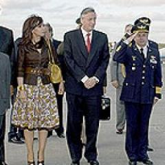 Kirchner pidió al rey Juan Carlos que facilite el diálogo con Uruguay