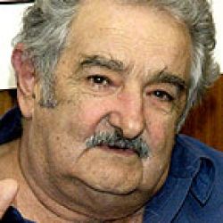 Mujica partidario de política de tierras para el que las trabaje